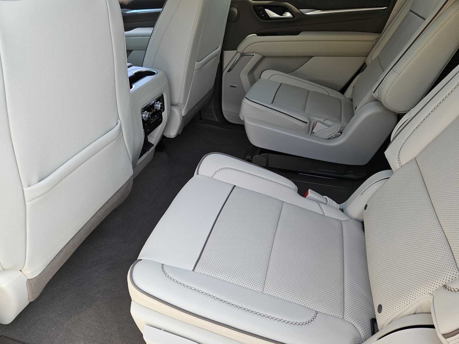 Thumbnail: 2022 GMC Yukon - 28