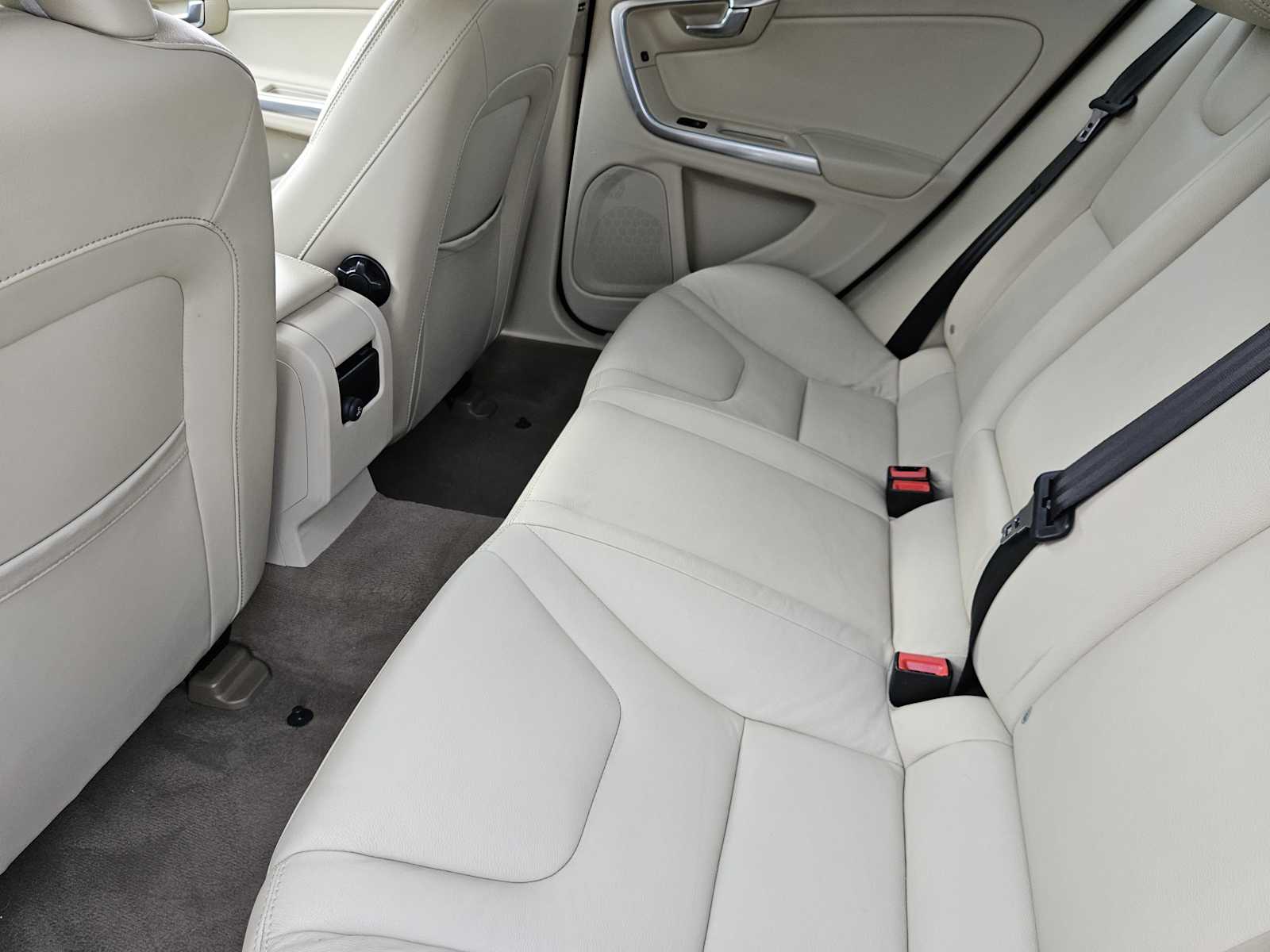 Thumbnail: 2015 Volvo S60 - 28