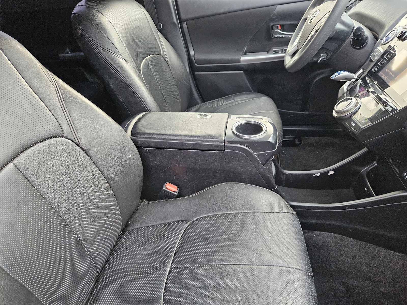 Thumbnail: 2015 Toyota Prius v - 13