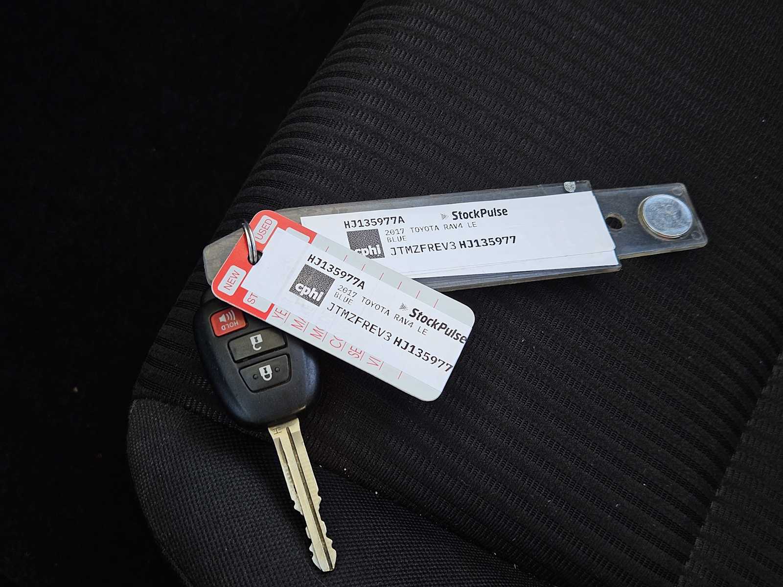 Thumbnail: 2017 Toyota RAV4 - 31