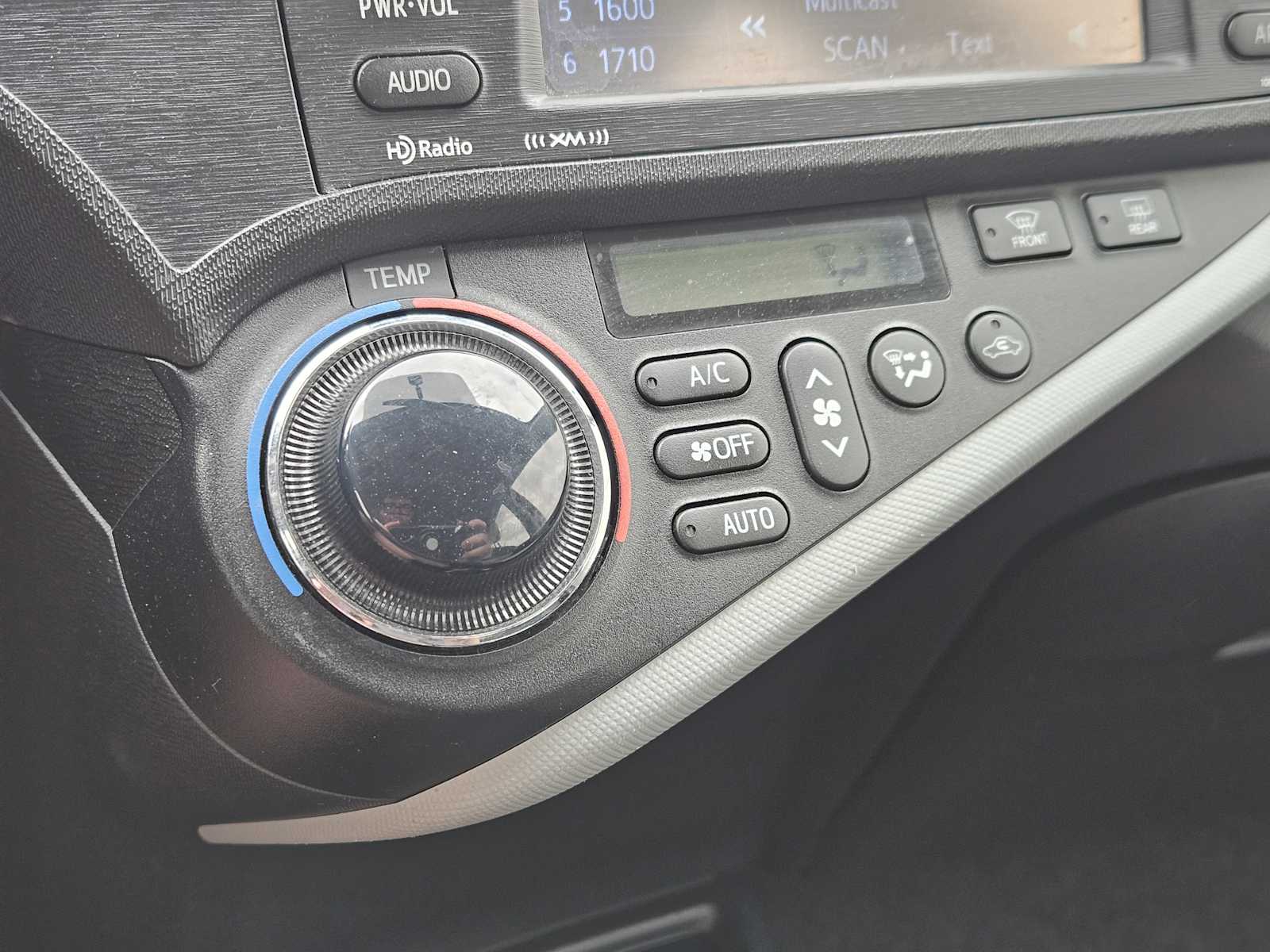 Thumbnail: 2012 Toyota Prius c - 18