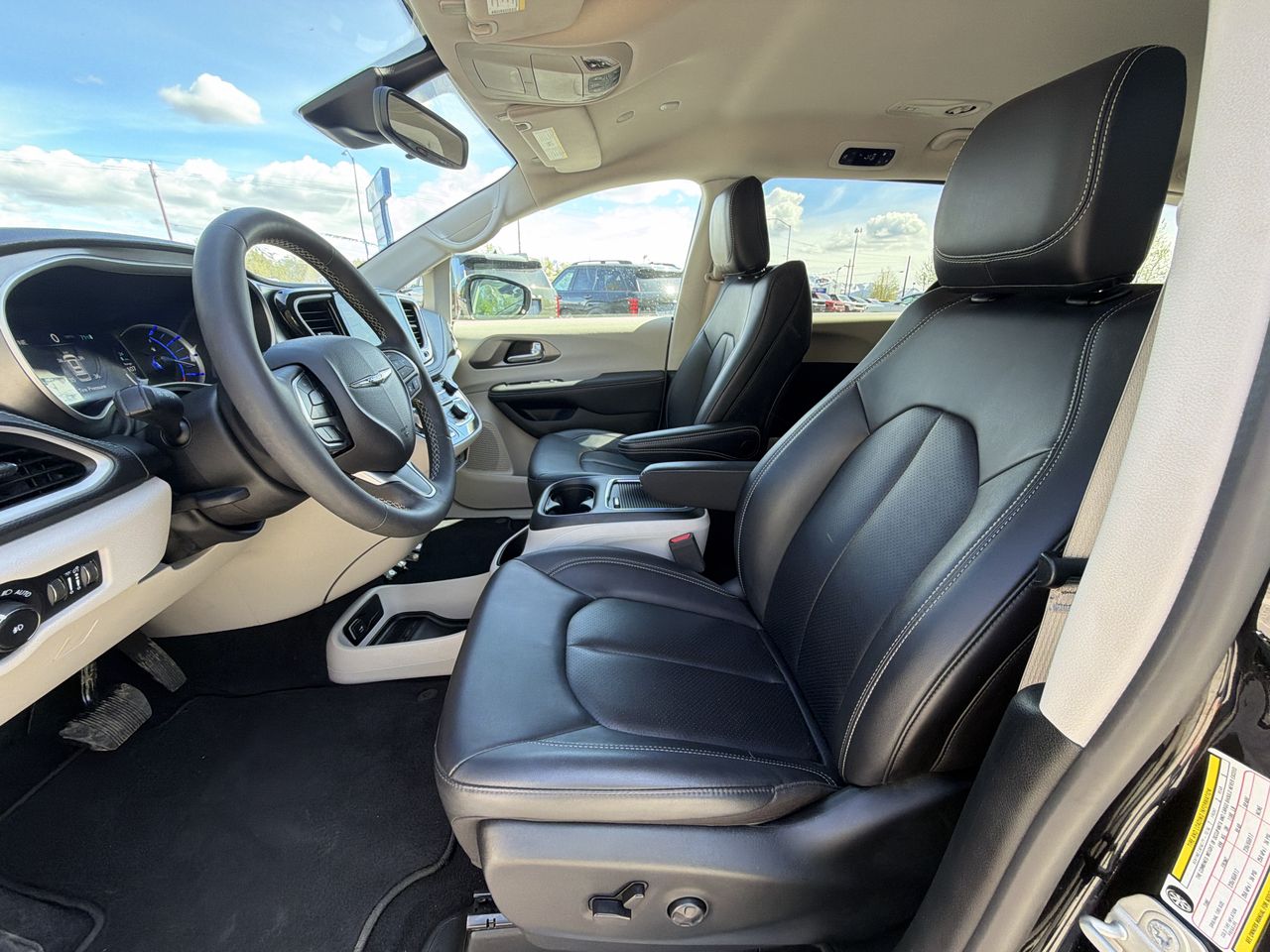 Thumbnail: 2024 Chrysler Pacifica - 12