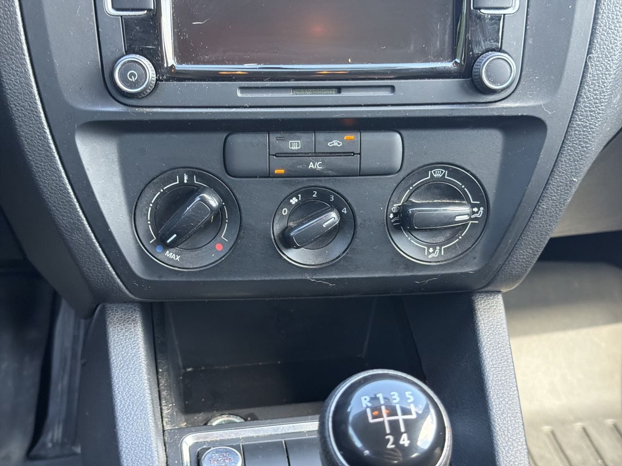 Thumbnail: 2015 Volkswagen Jetta - 18