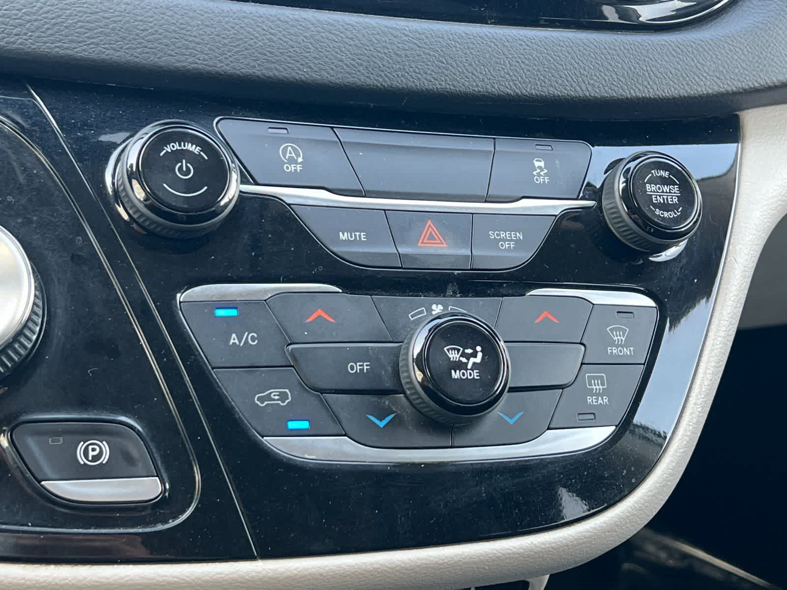 Thumbnail: 2023 Chrysler Voyager - 22