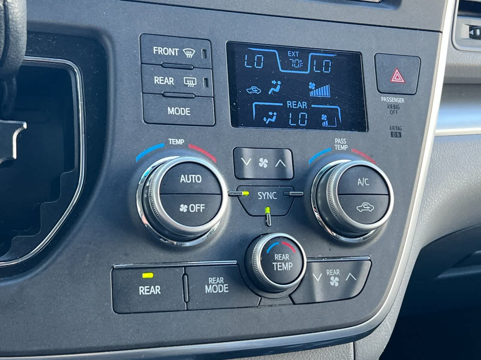 Thumbnail: 2017 Toyota Sienna - 23