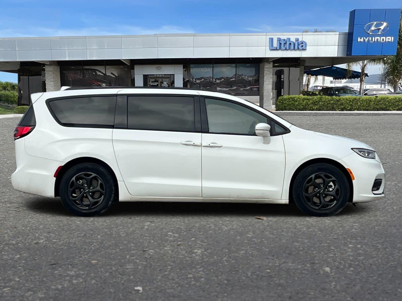 Thumbnail: 2021 Chrysler Pacifica - 9