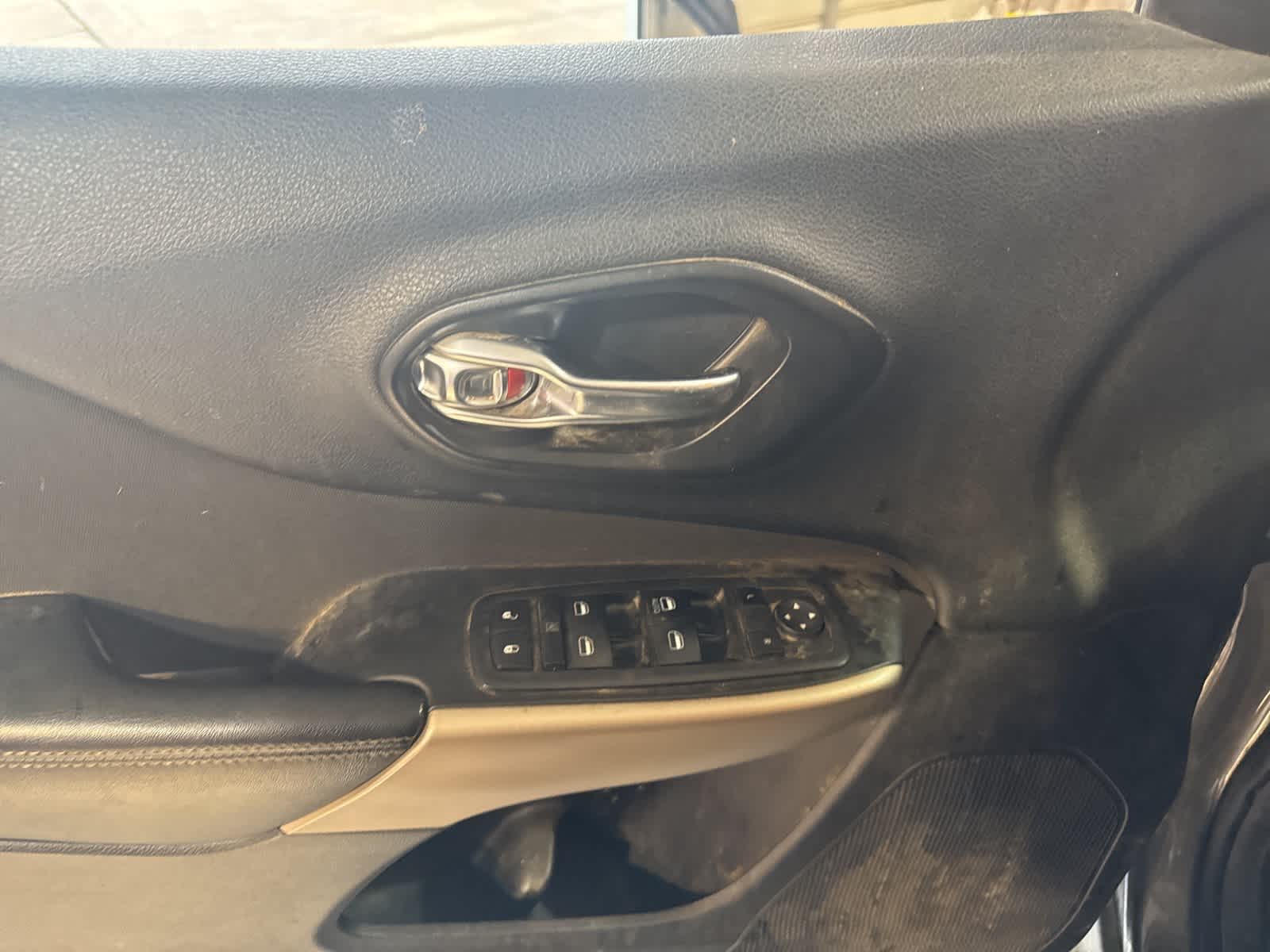 Thumbnail: 2018 Jeep Cherokee - 15