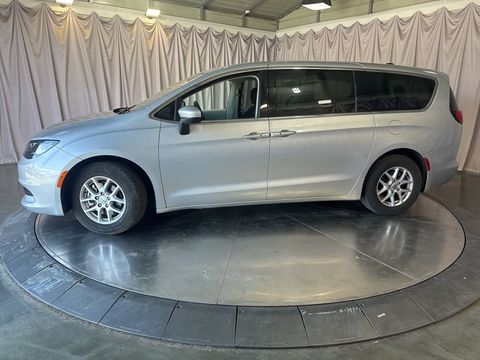 Thumbnail: 2023 Chrysler Voyager - 8