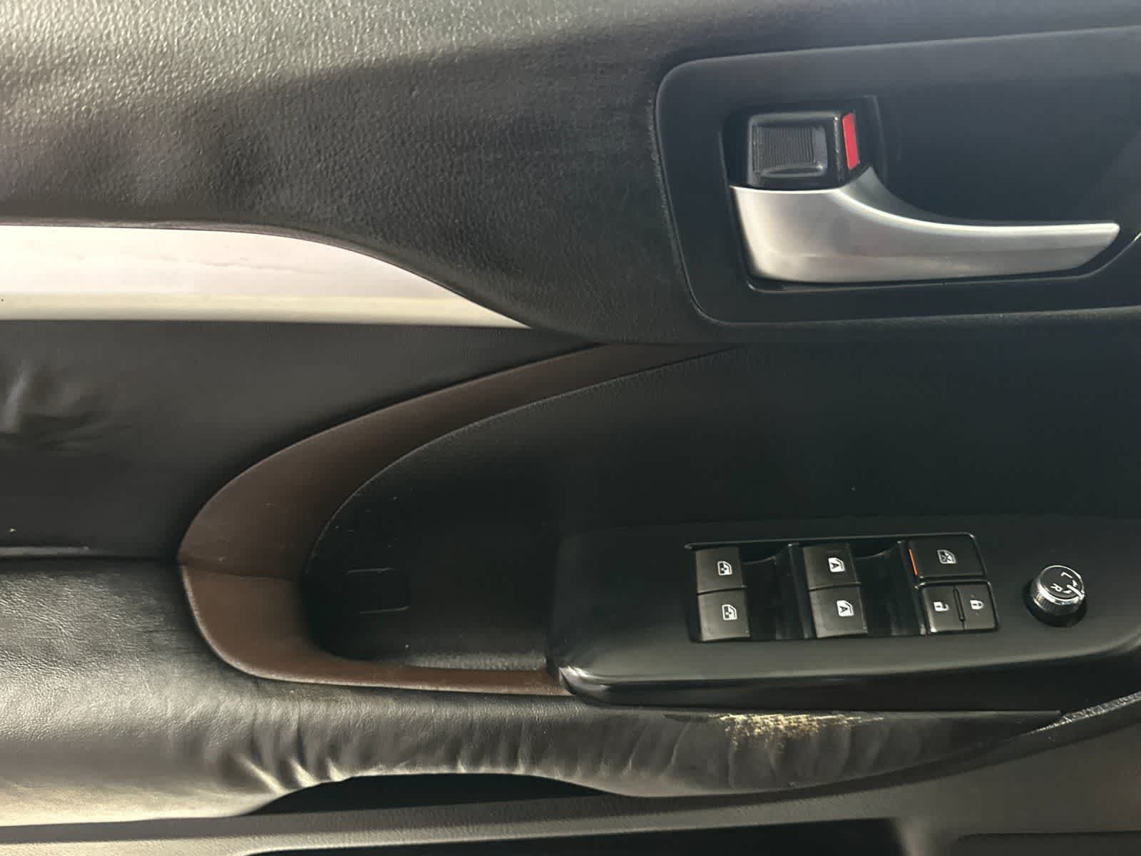 Thumbnail: 2016 Toyota Highlander - 13