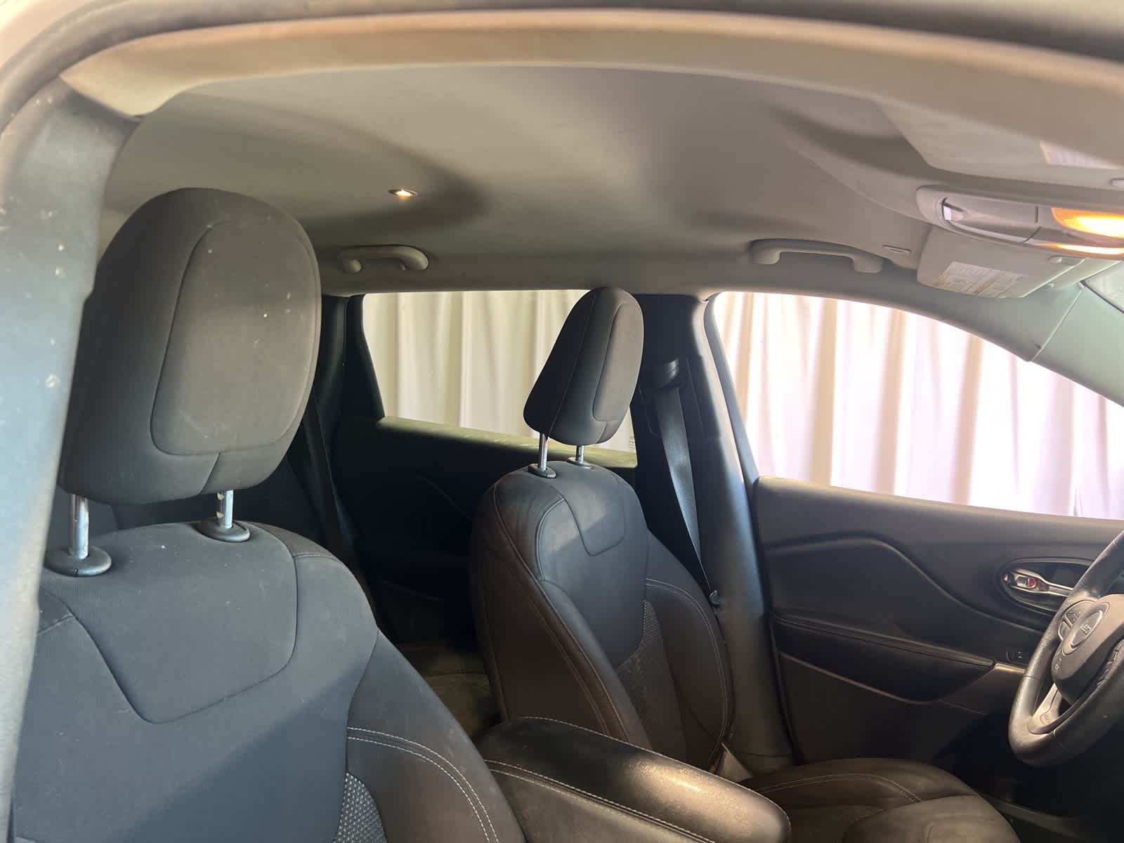 Thumbnail: 2019 Jeep Cherokee - 15