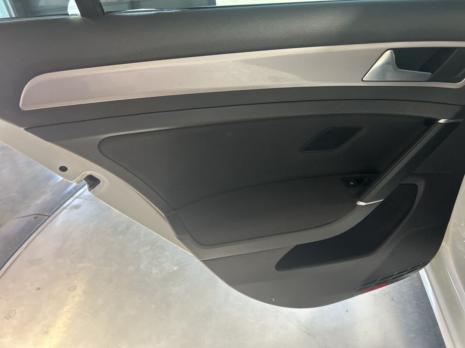 Thumbnail: 2016 Volkswagen e-Golf - 18