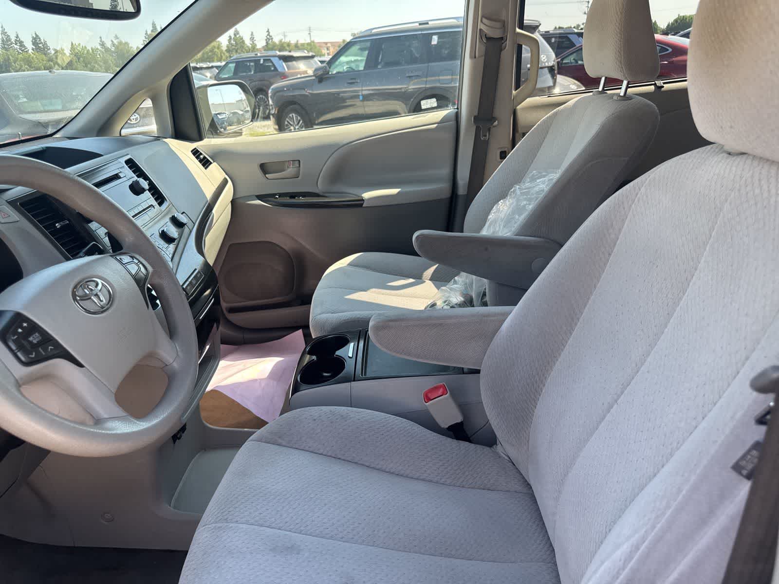 Thumbnail: 2012 Toyota Sienna - 20