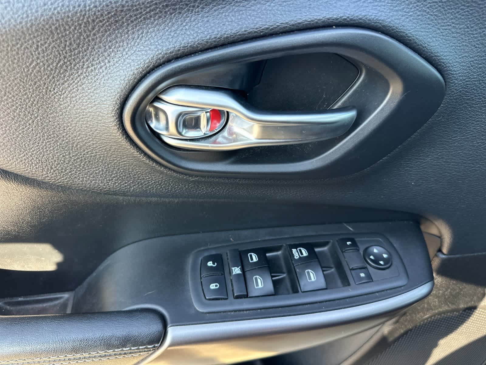 Thumbnail: 2019 Jeep Cherokee - 12