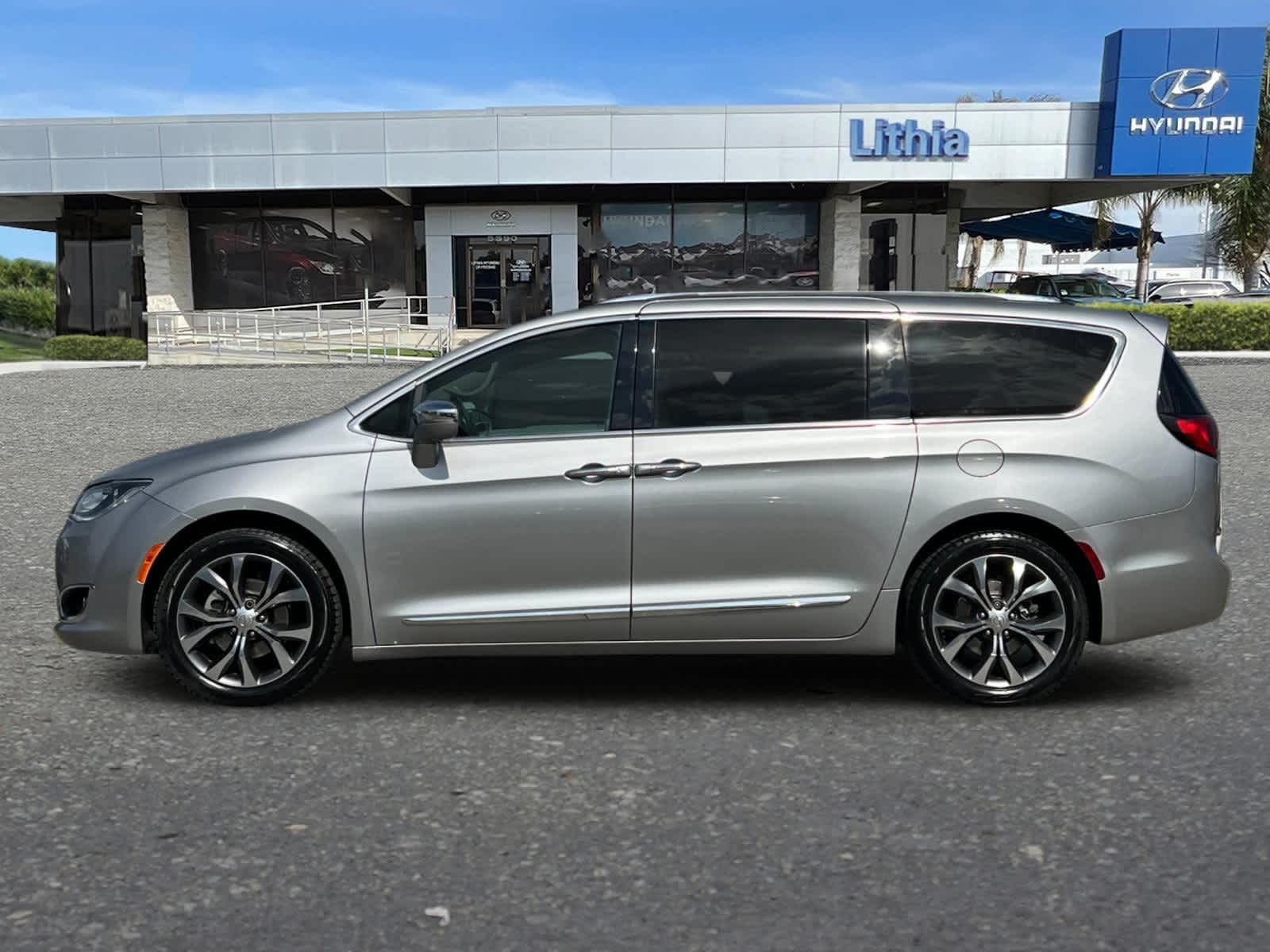 Thumbnail: 2017 Chrysler Pacifica - 5