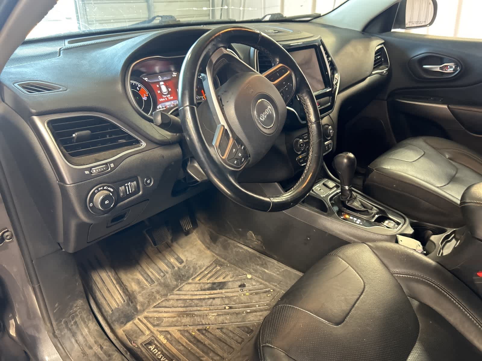 Thumbnail: 2020 Jeep Cherokee - 24