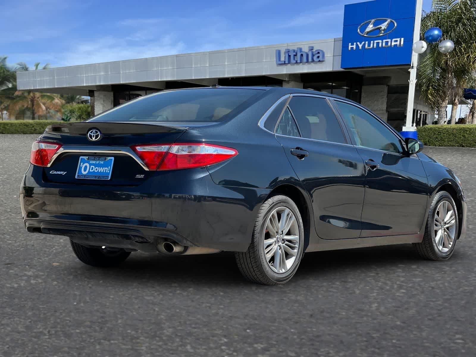 2015 Toyota Camry SE photo 2