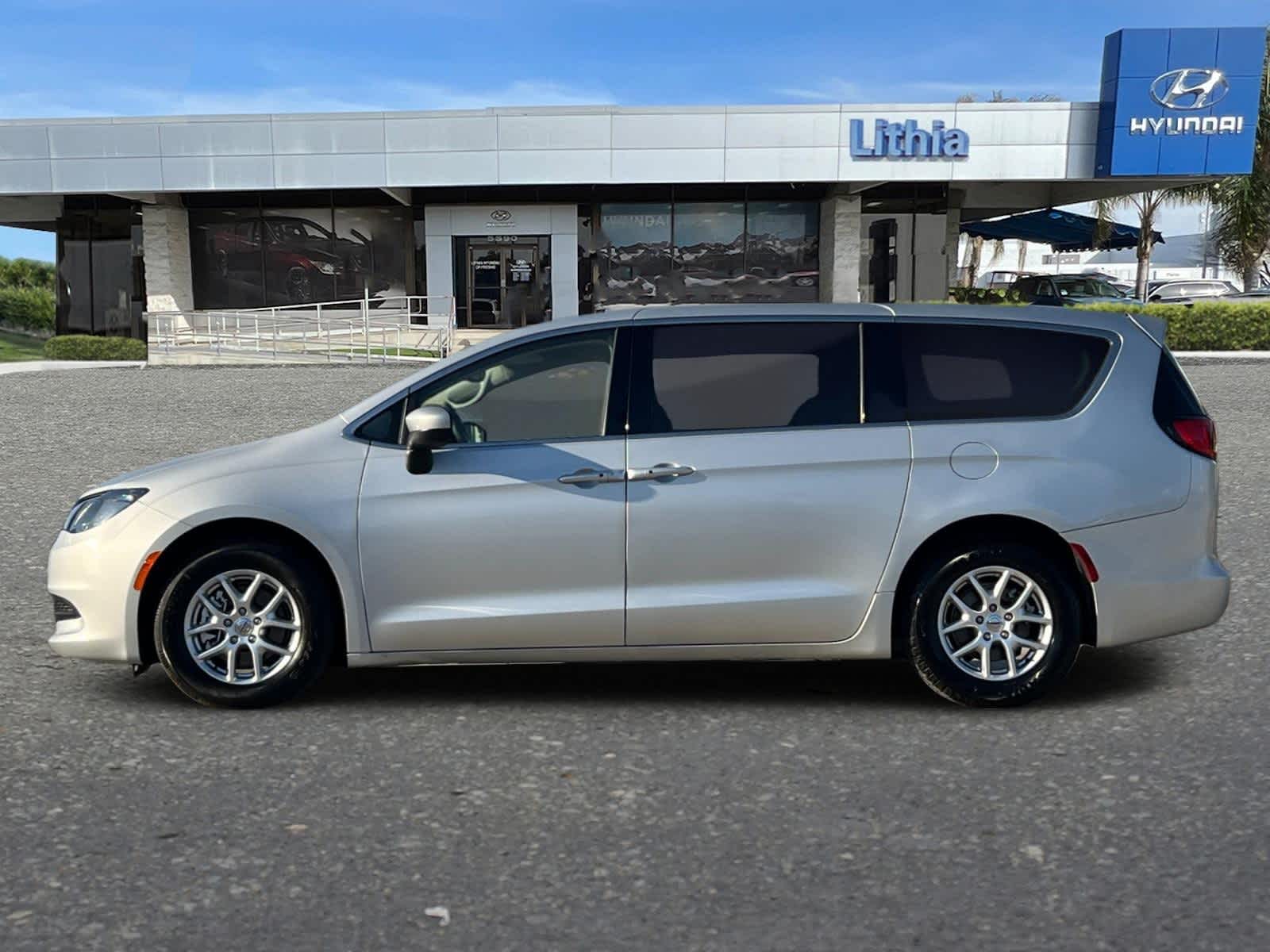 Thumbnail: 2023 Chrysler Voyager - 5