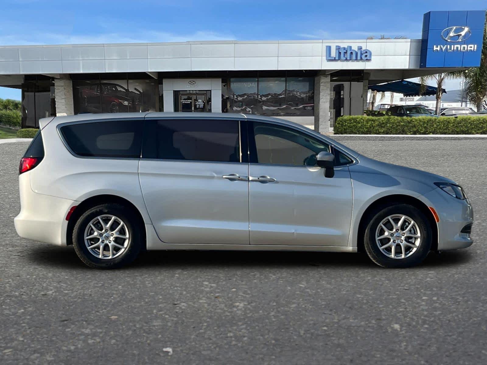 Thumbnail: 2023 Chrysler Voyager - 8