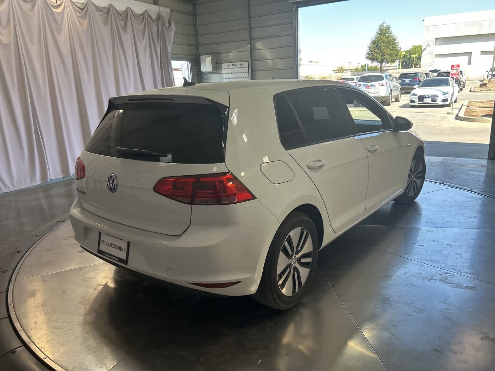 Thumbnail: 2016 Volkswagen e-Golf - 9