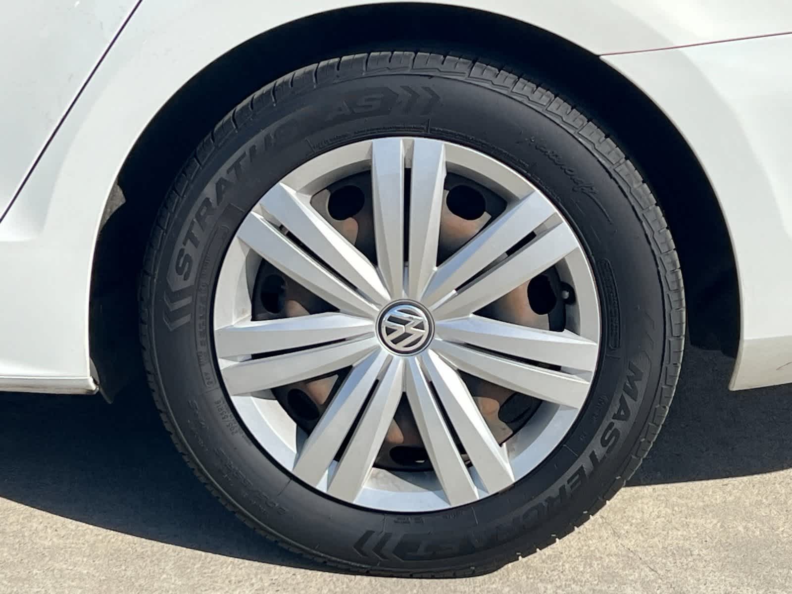 Thumbnail: 2017 Volkswagen Jetta - 24