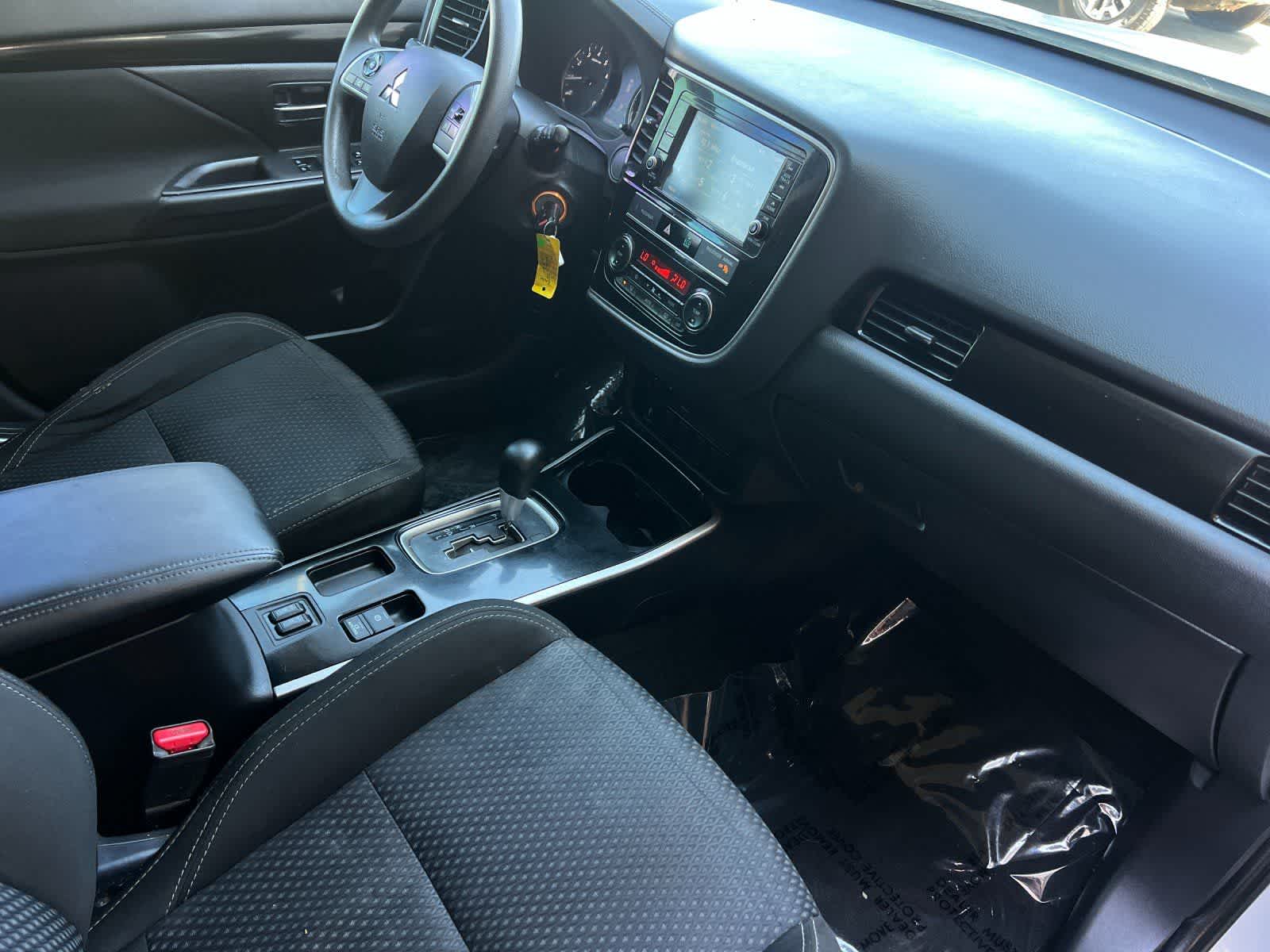 Thumbnail: 2019 Mitsubishi Outlander - 17