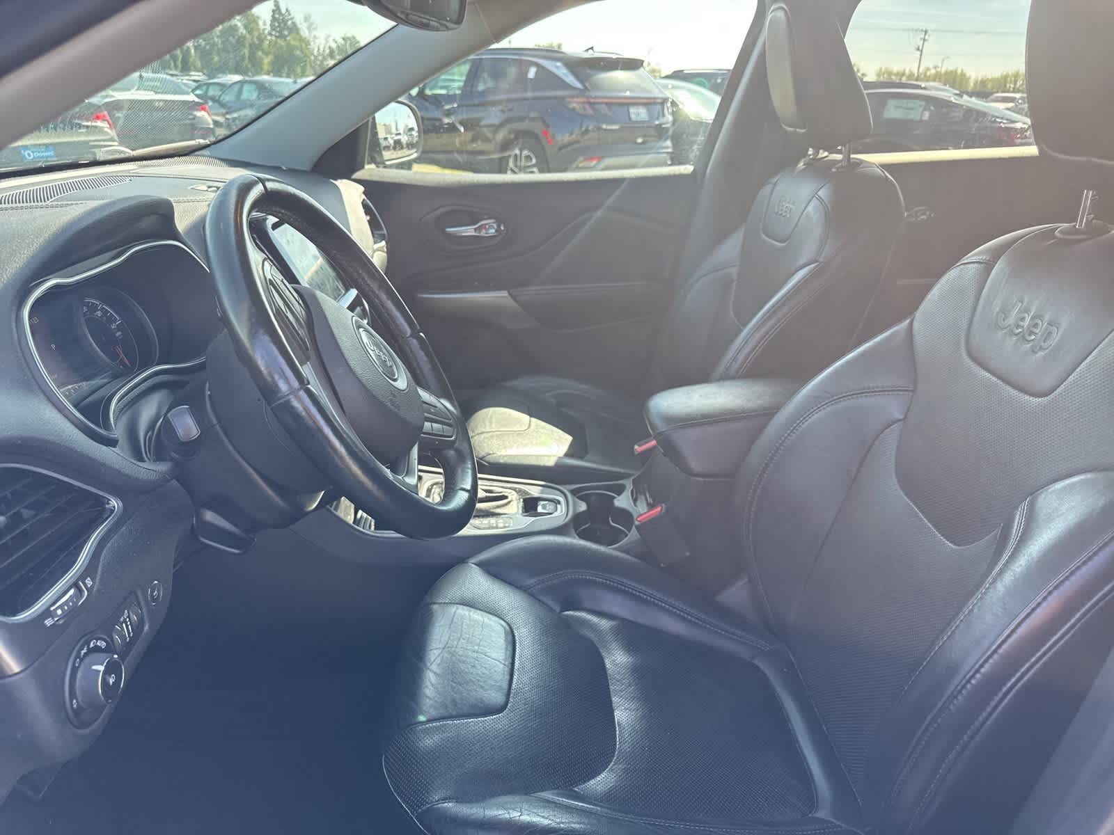 Thumbnail: 2019 Jeep Cherokee - 17