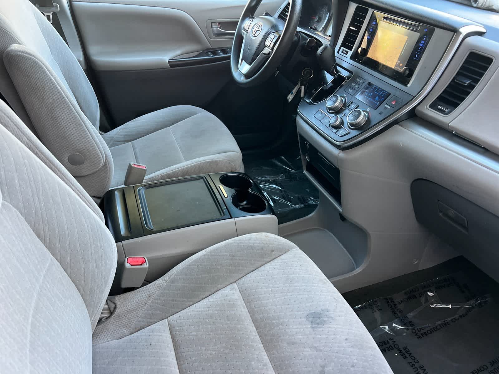 Thumbnail: 2017 Toyota Sienna - 17