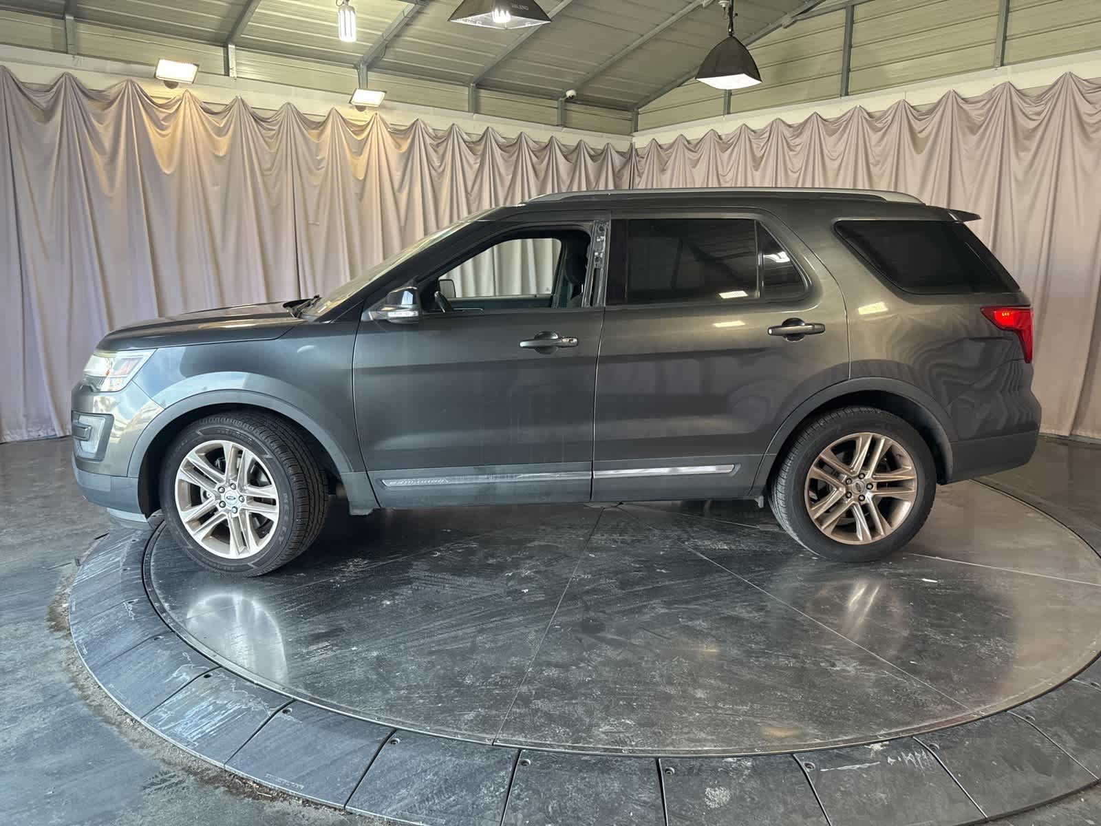 Thumbnail: 2017 Ford Explorer - 8