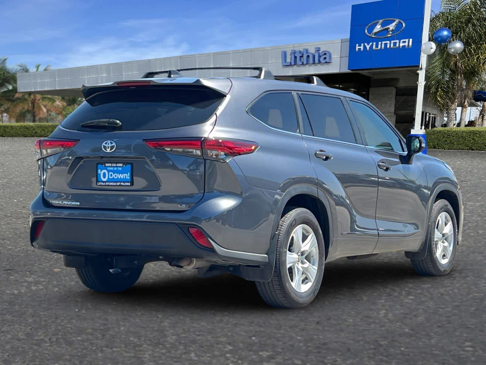 2023 Toyota Highlander LE photo 2