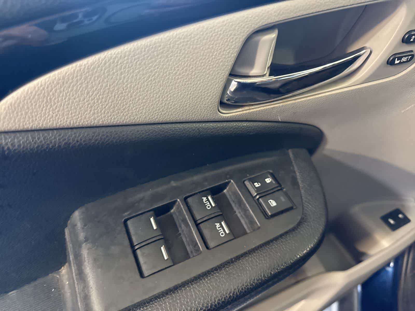 Thumbnail: 2017 Honda Pilot - 20