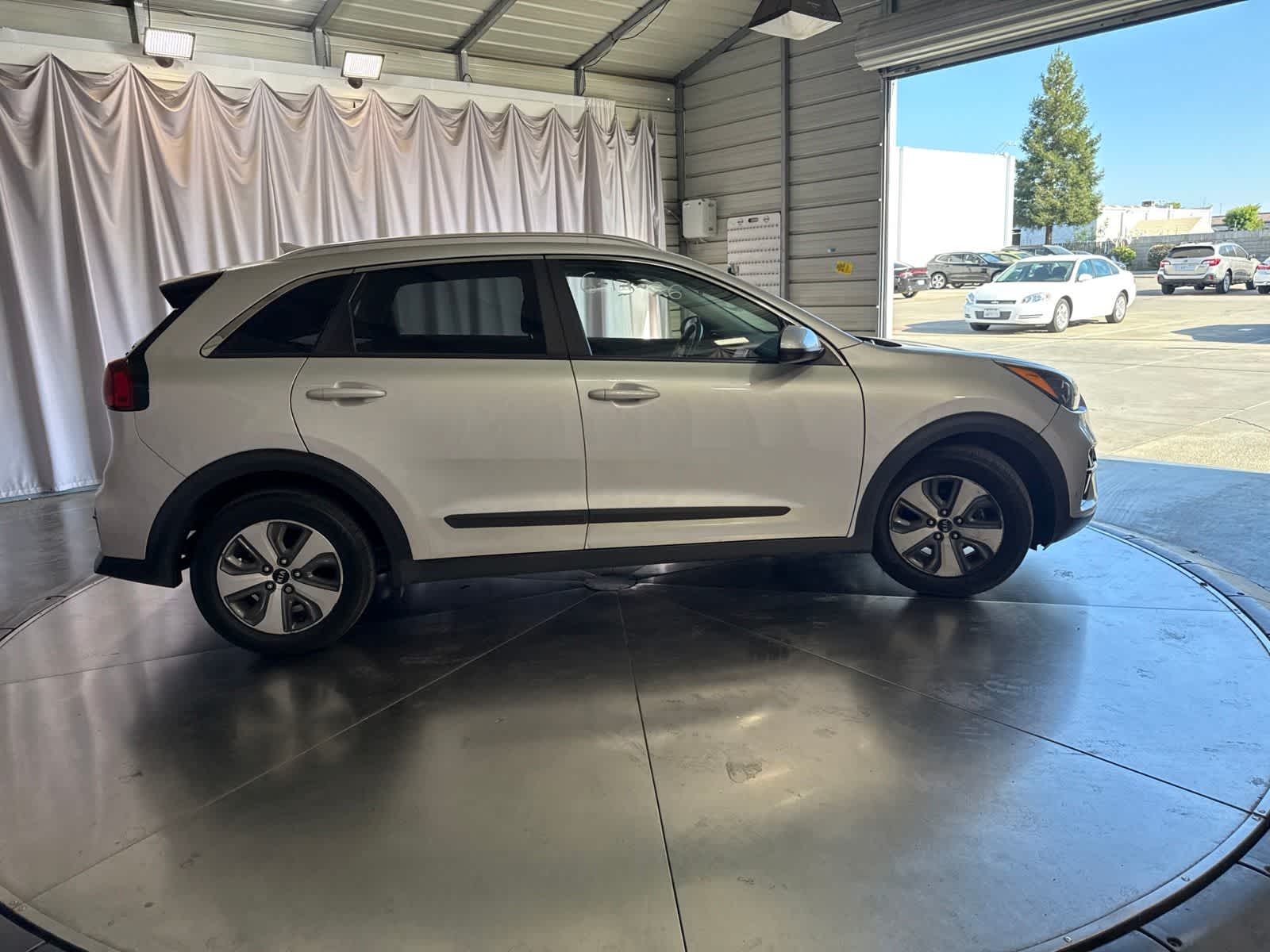 Thumbnail: 2021 Kia Niro - 4