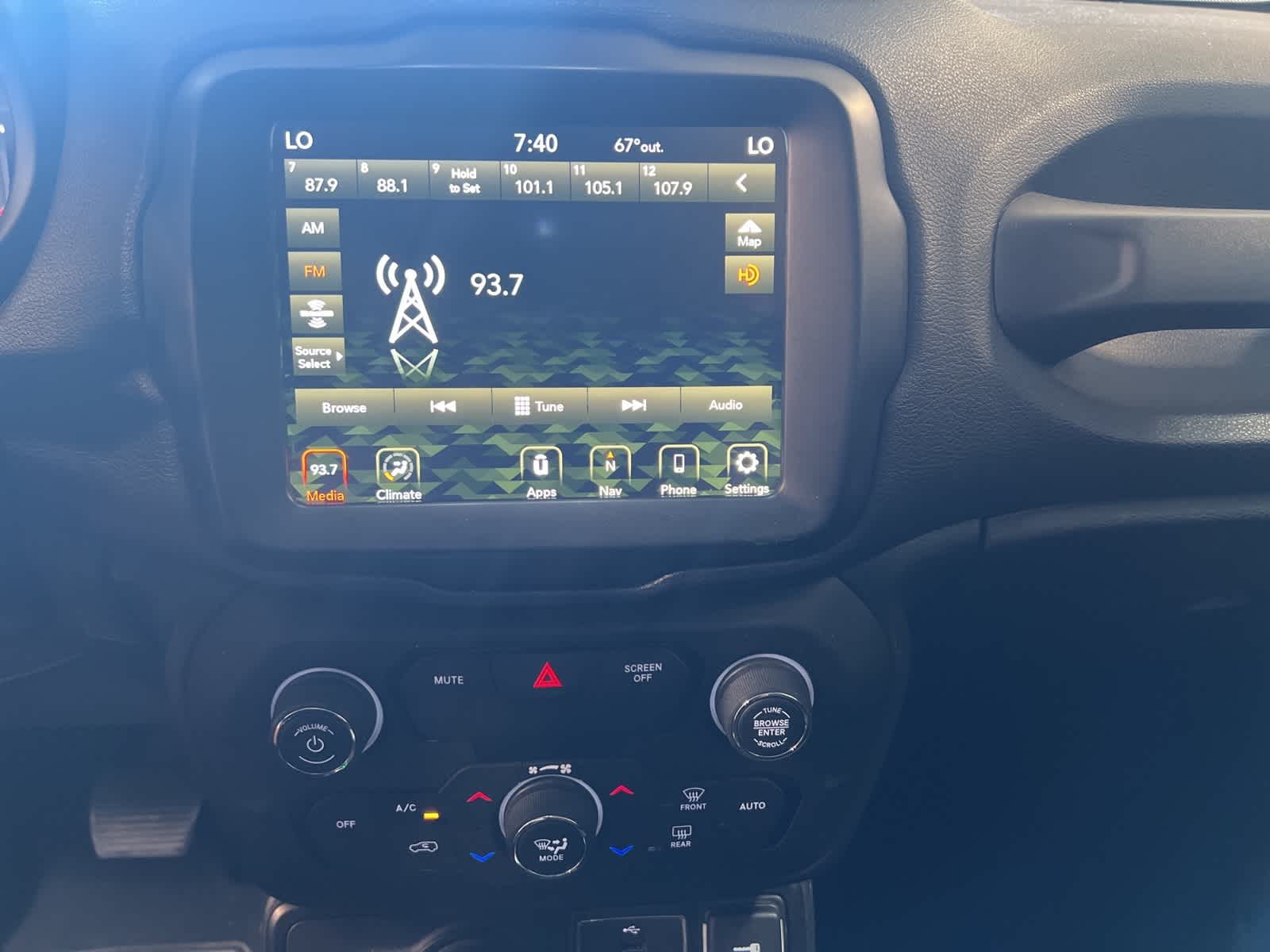 Thumbnail: 2018 Jeep Renegade - 21