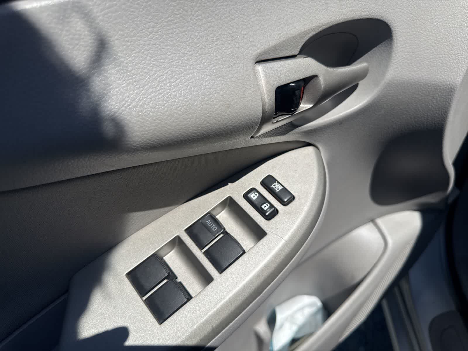 Thumbnail: 2010 Toyota Corolla - 17