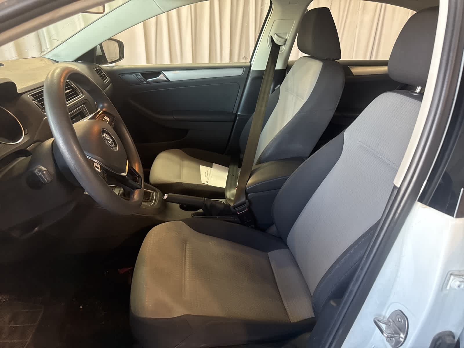 Thumbnail: 2017 Volkswagen Jetta - 14