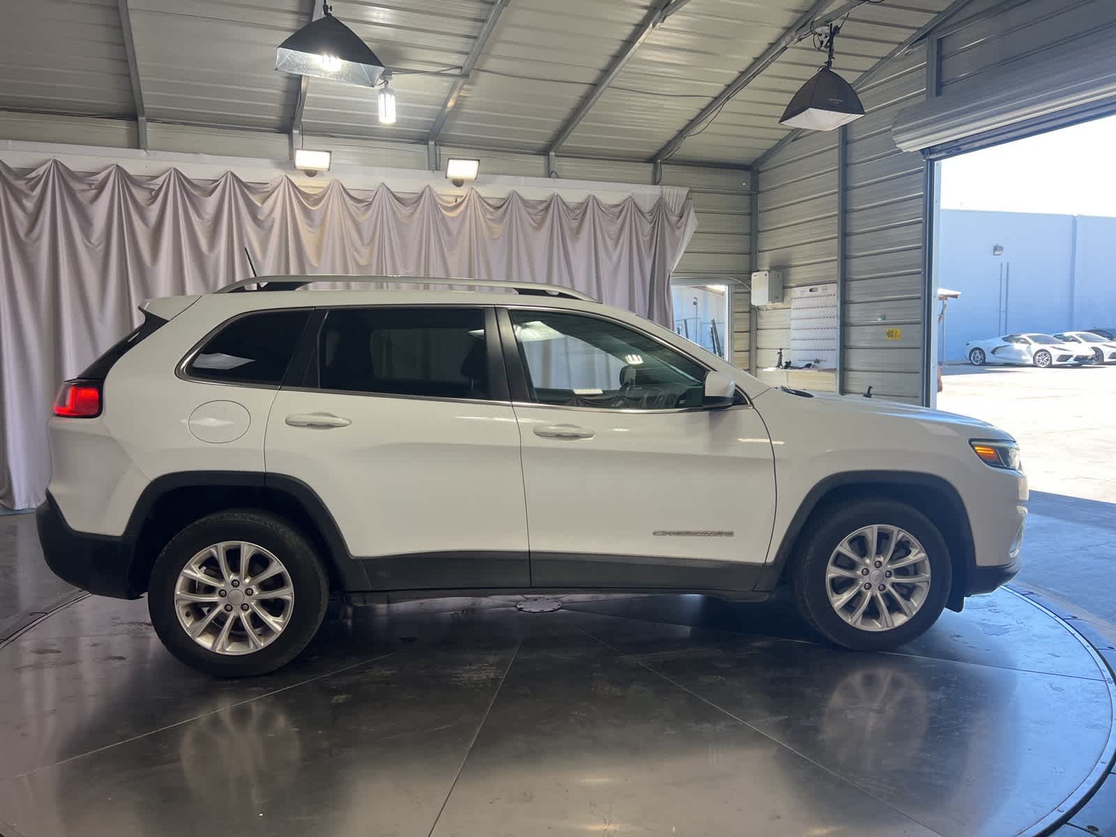 Thumbnail: 2019 Jeep Cherokee - 8