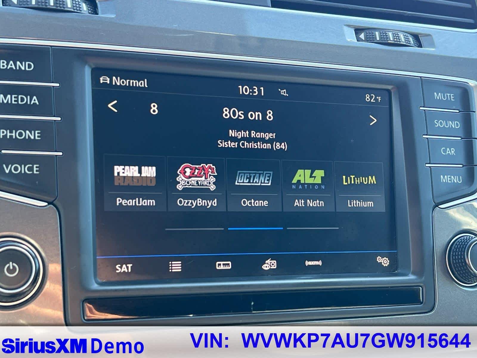 Thumbnail: 2016 Volkswagen e-Golf - 29