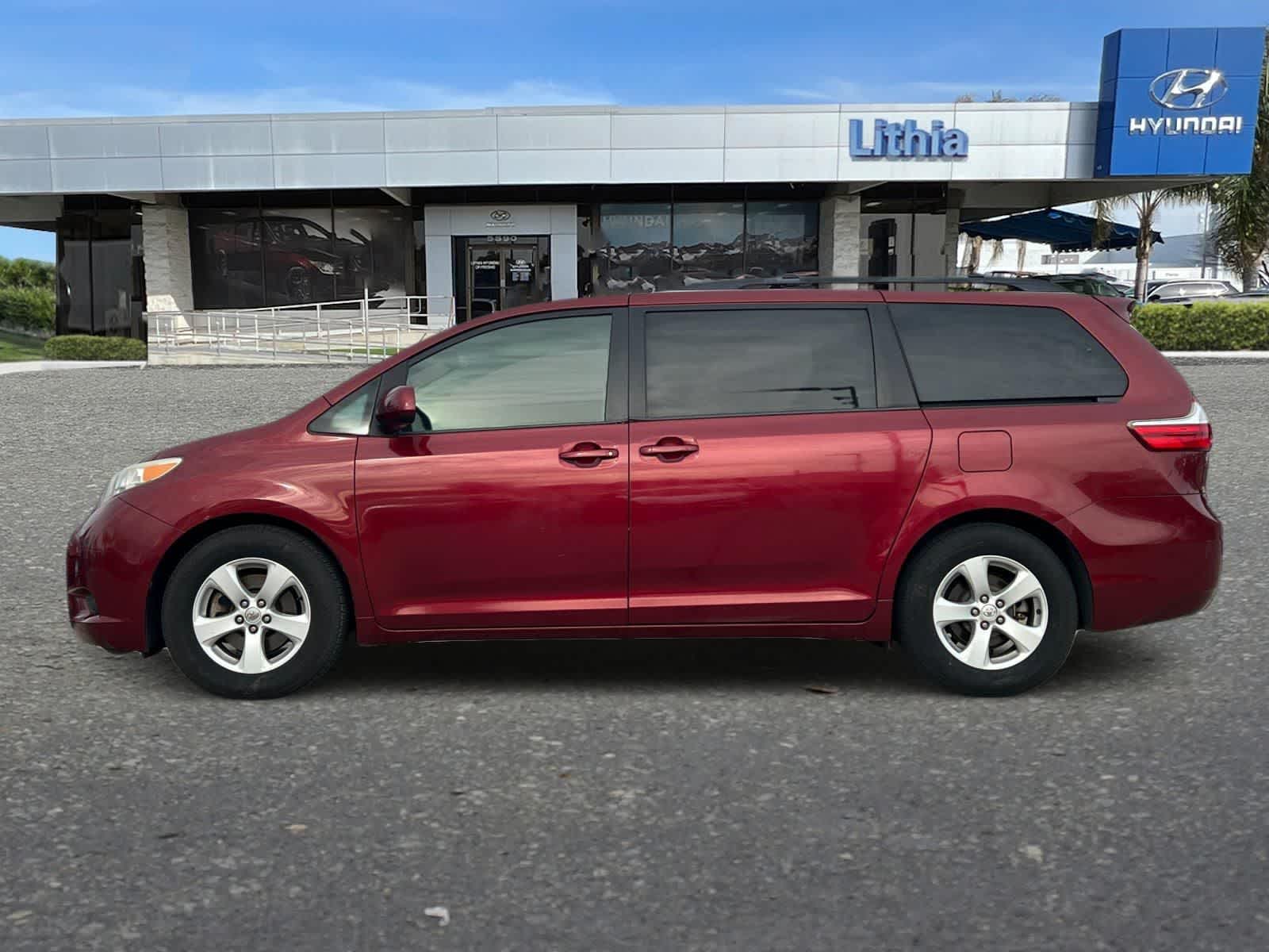 Thumbnail: 2017 Toyota Sienna - 6