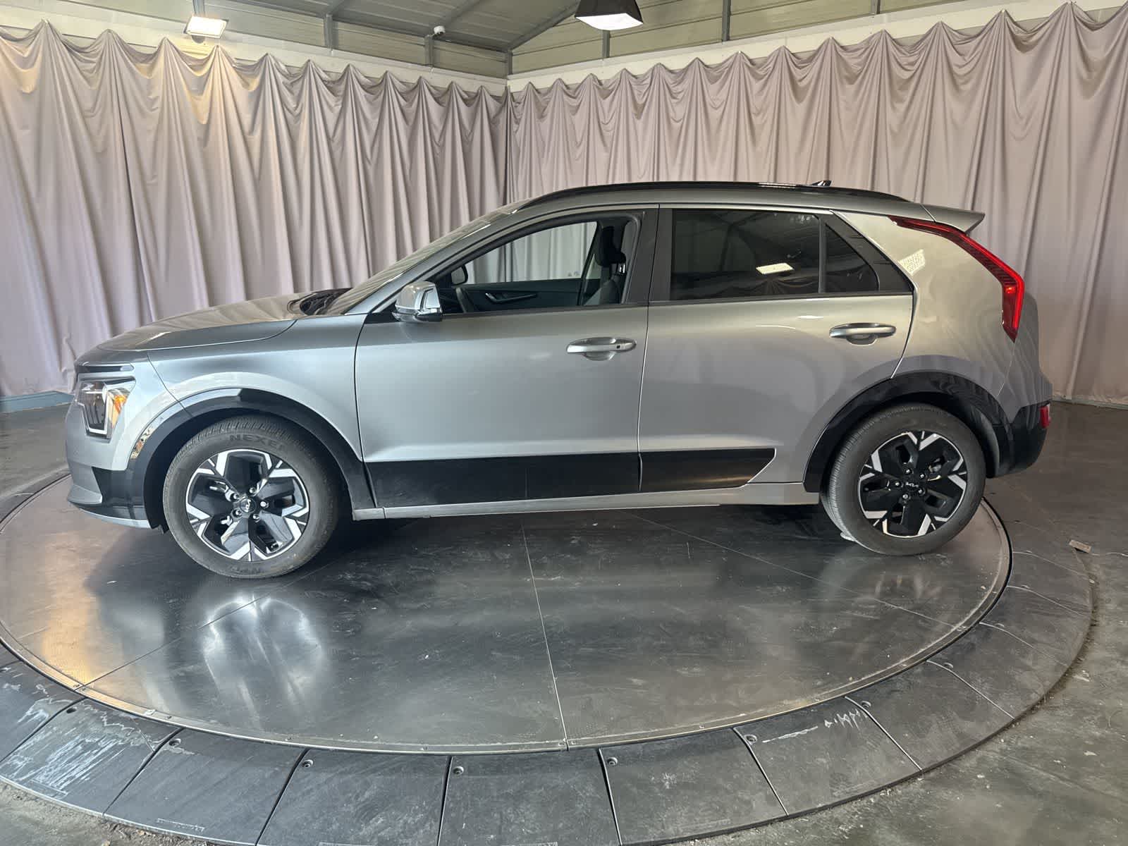 Thumbnail: 2023 Kia Niro - 8