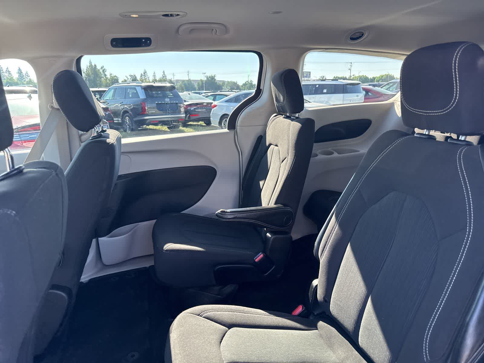 Thumbnail: 2023 Chrysler Voyager - 14