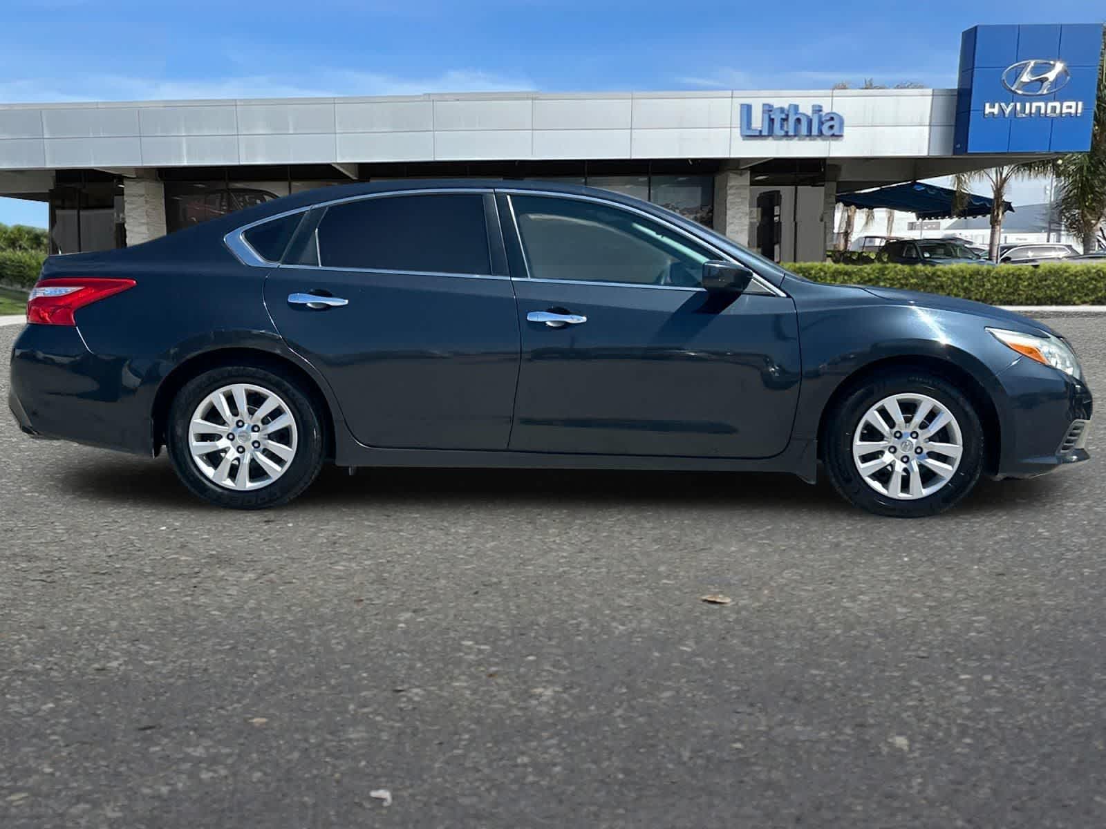 Thumbnail: 2016 Nissan Altima - 9