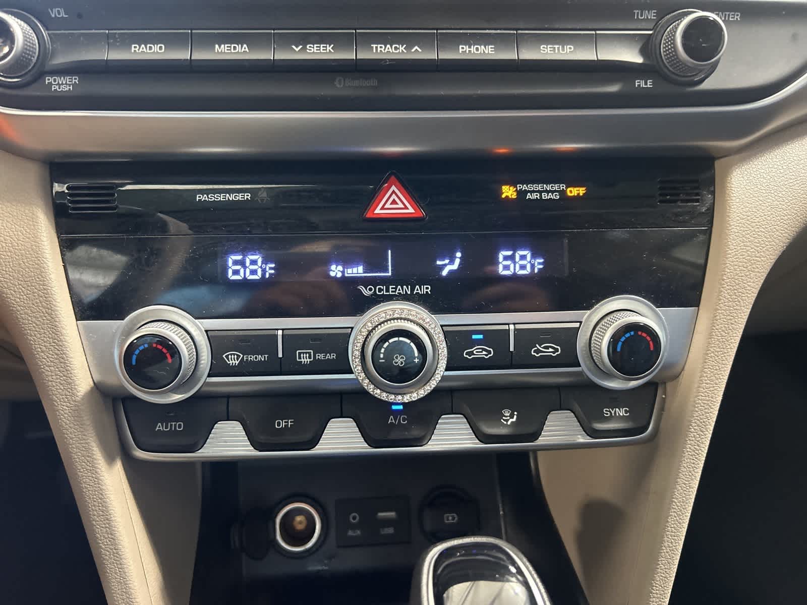 2020 Hyundai Elantra SE 24