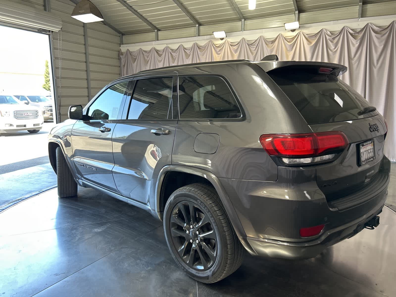 Thumbnail: 2021 Jeep Grand Cherokee - 14