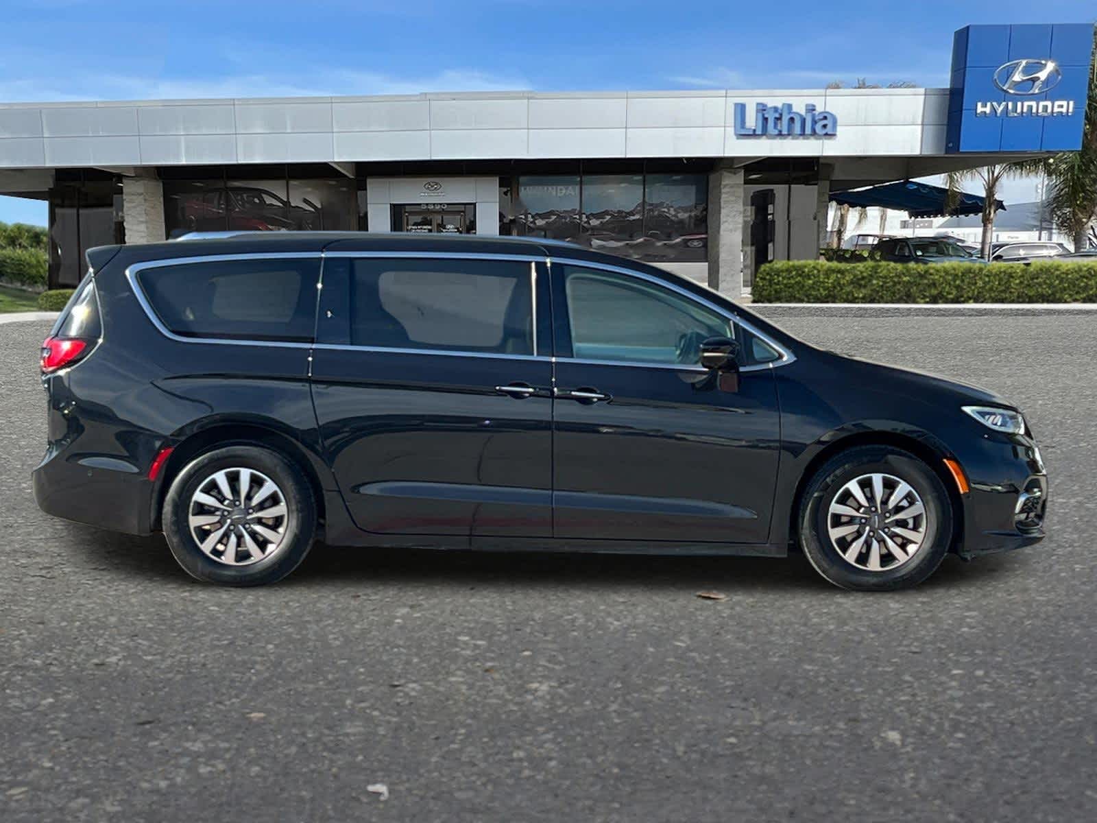 Thumbnail: 2021 Chrysler Pacifica - 8