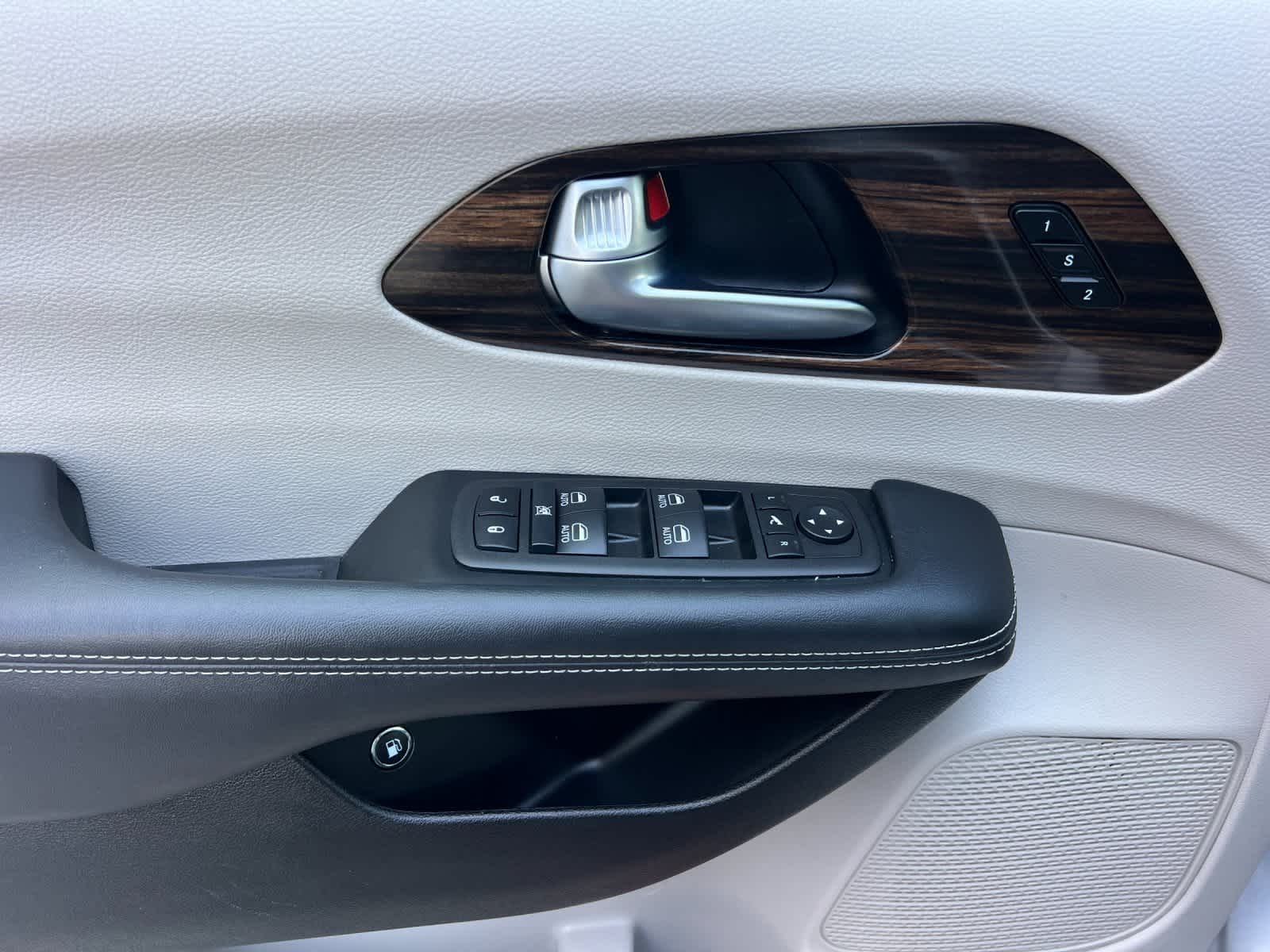 Thumbnail: 2023 Chrysler Pacifica - 13