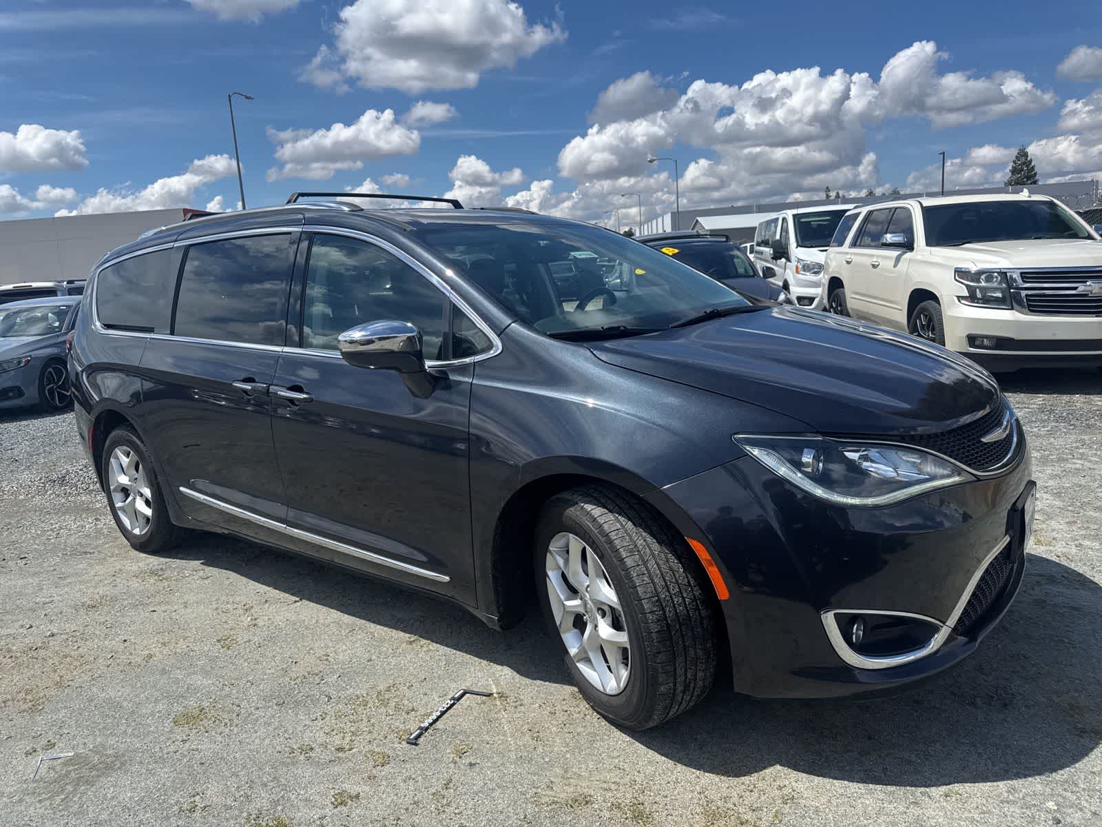 2020 Chrysler Pacifica Limited photo 2
