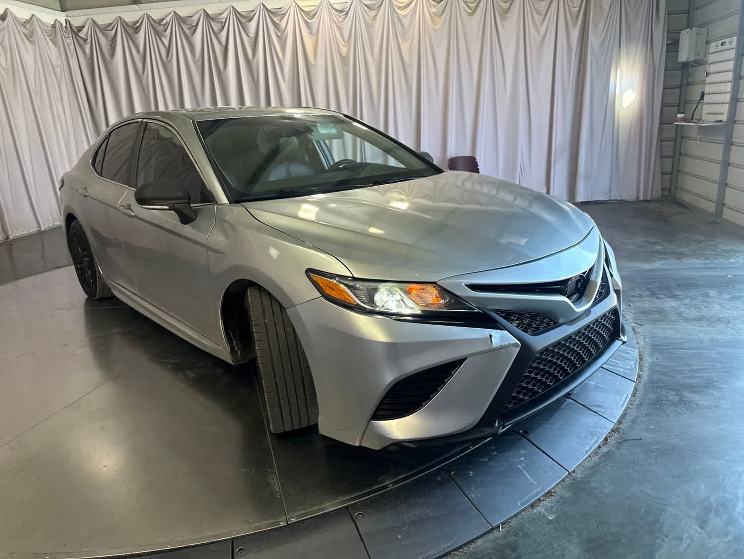 2018 Toyota Camry SE photo 2