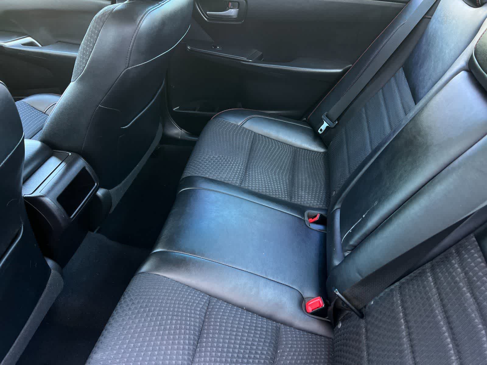 2015 Toyota Camry SE photo 4