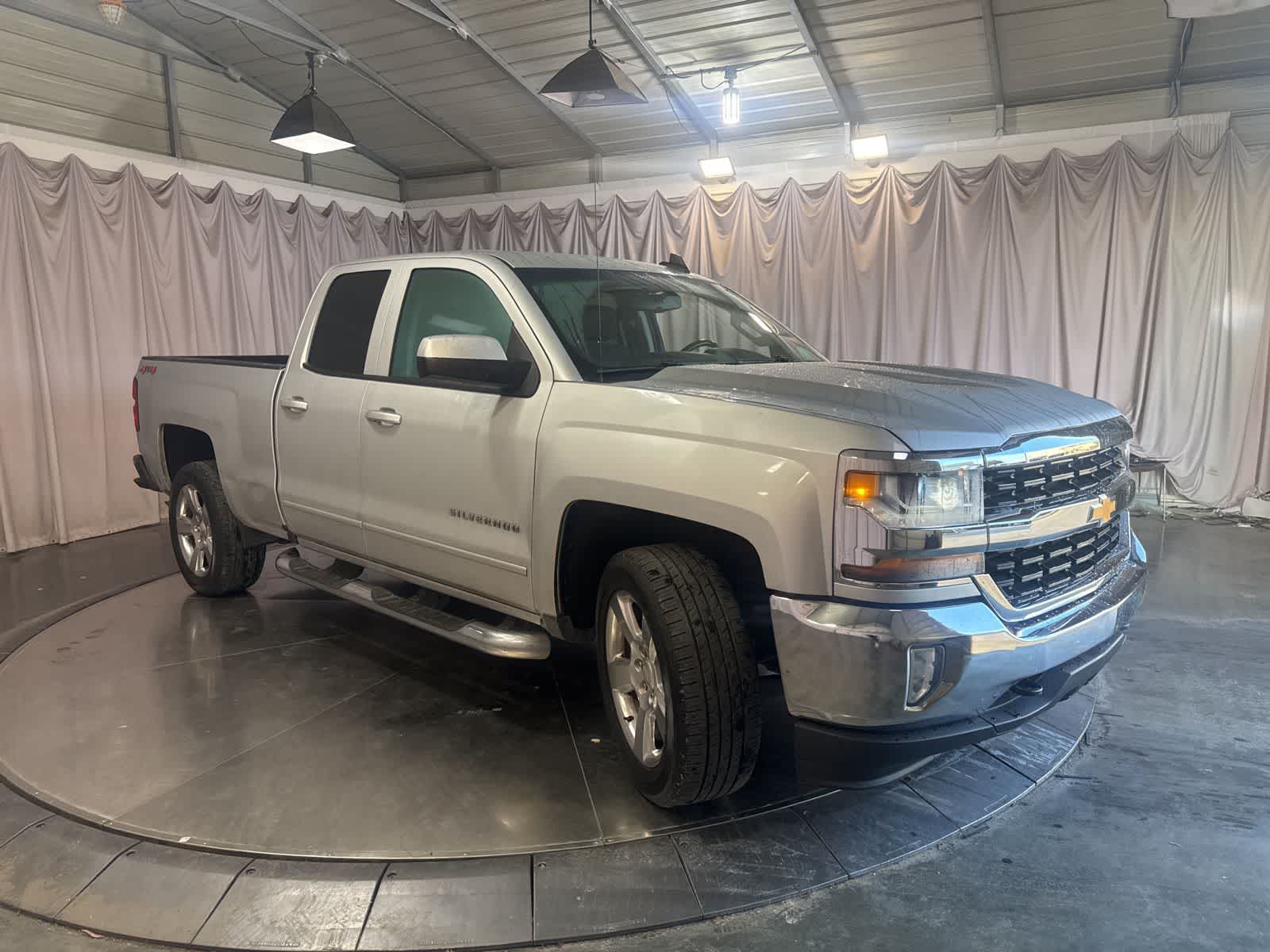 2018 Chevrolet Silverado 1500 LT photo 2