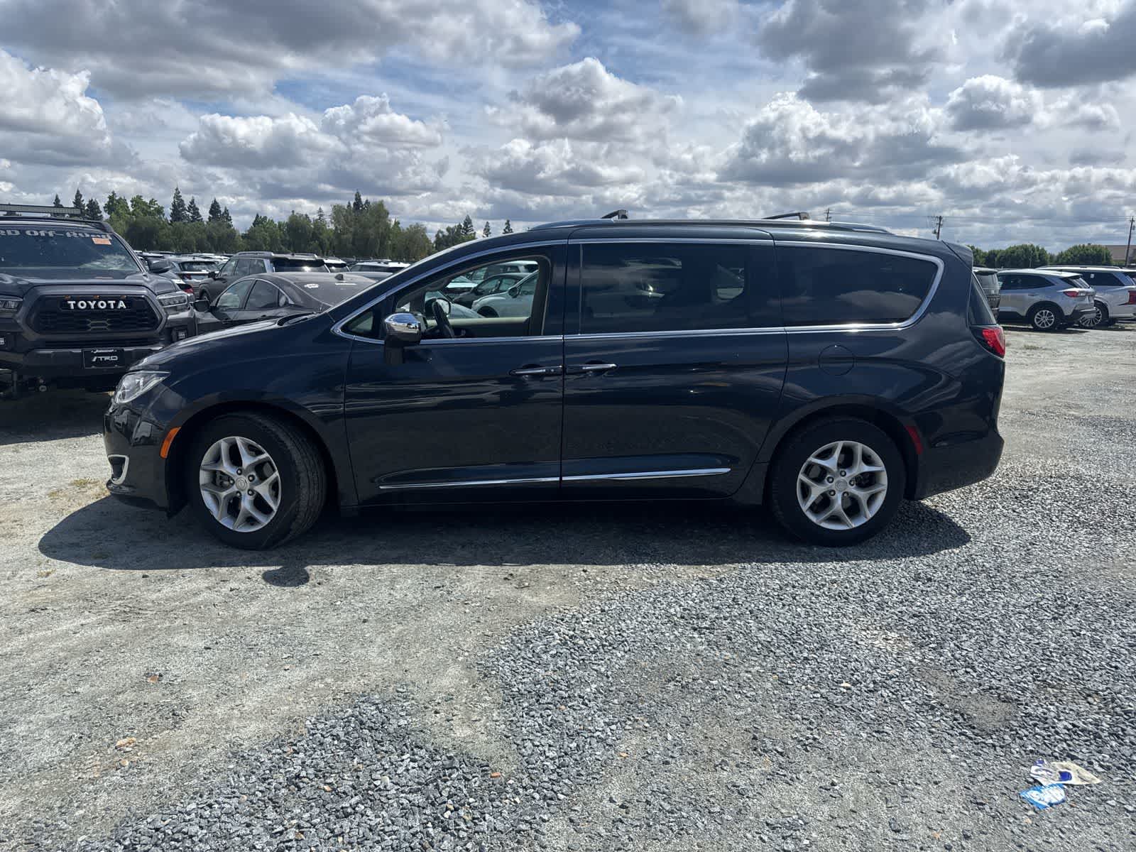 2020 Chrysler Pacifica Limited photo 3