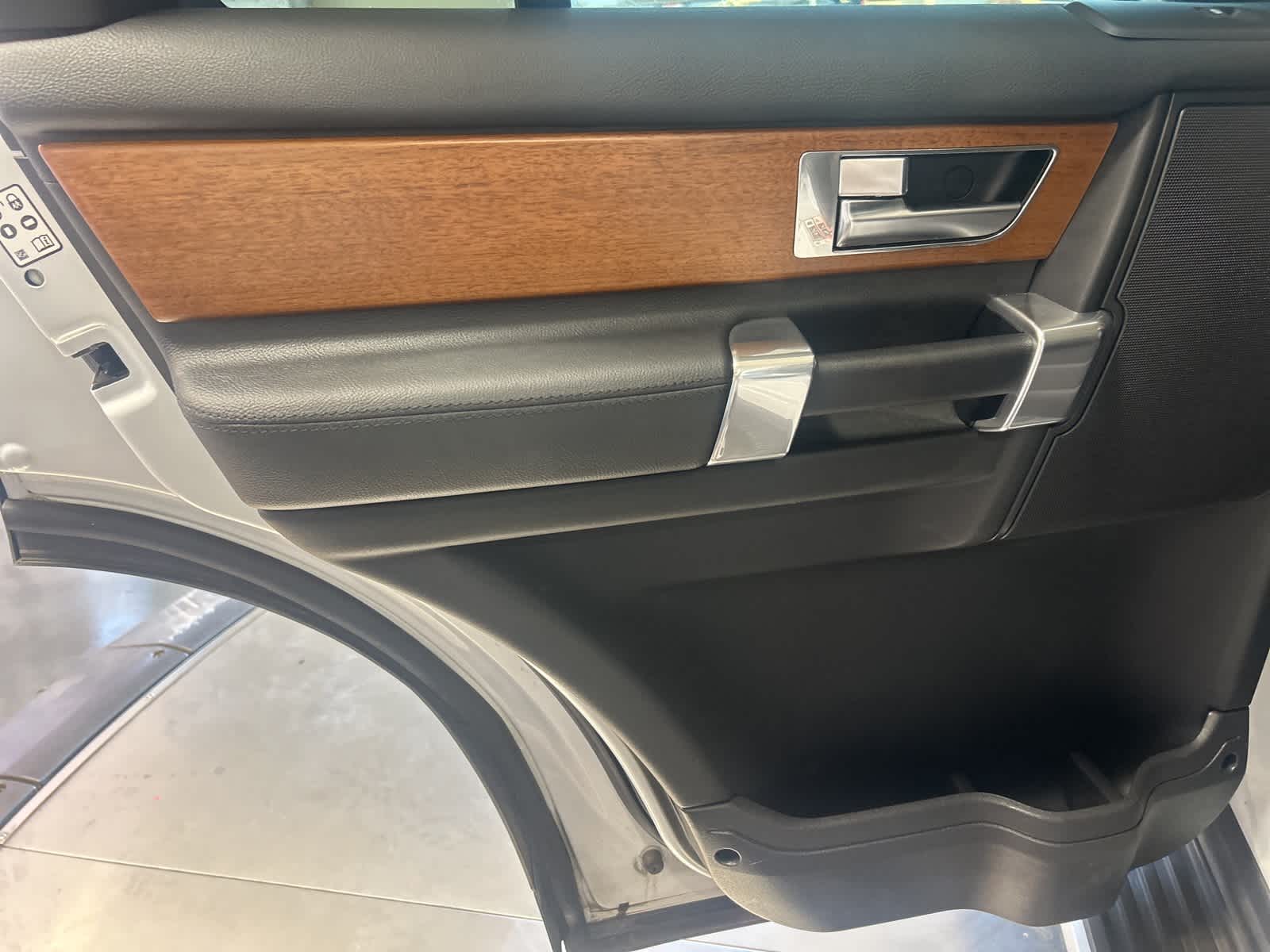Thumbnail: 2015 Land Rover LR4 - 20